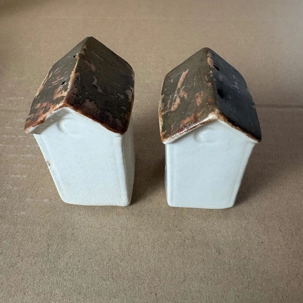 Vintage Ceramic Salt and Pepper Shaker‎ Set Outhouses 